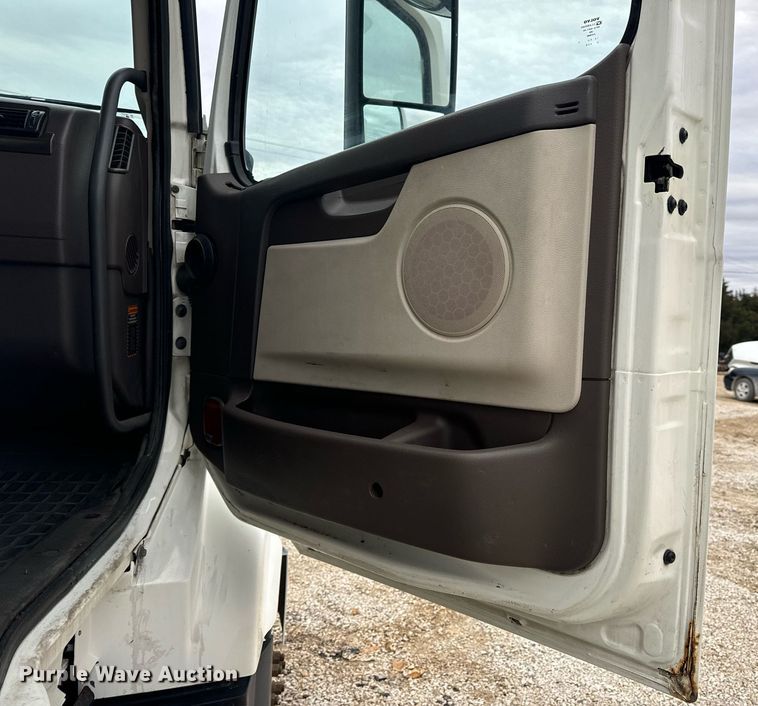 image for item EN5096 2013 Volvo VN semi truck