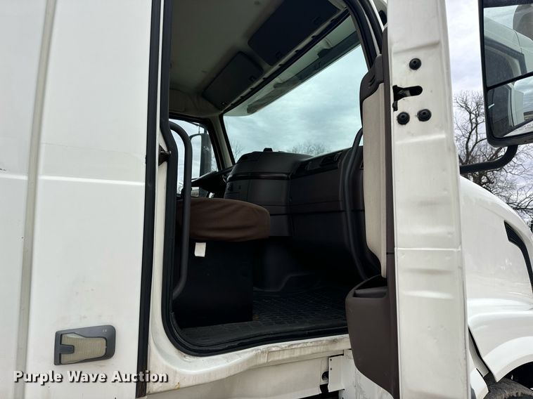 image for item EN5096 2013 Volvo VN semi truck