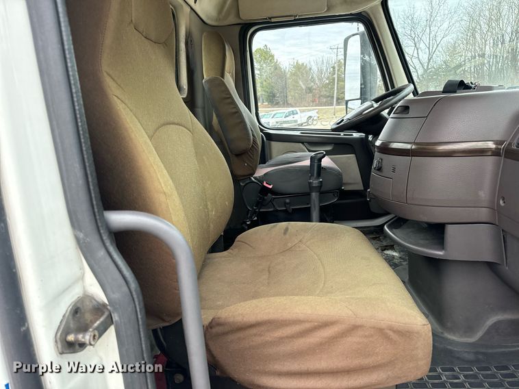 image for item EN5096 2013 Volvo VN semi truck