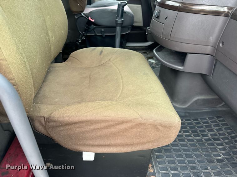 image for item EN5096 2013 Volvo VN semi truck