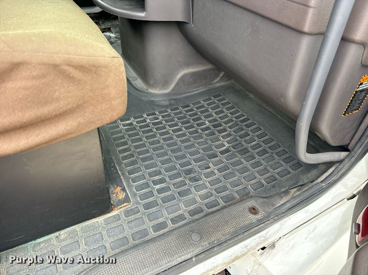 image for item EN5096 2013 Volvo VN semi truck