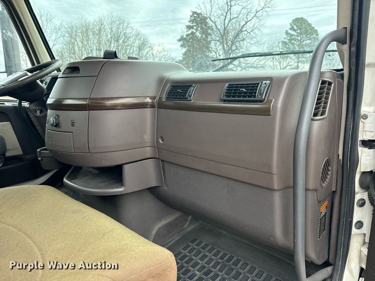 image for item EN5096 2013 Volvo VN semi truck