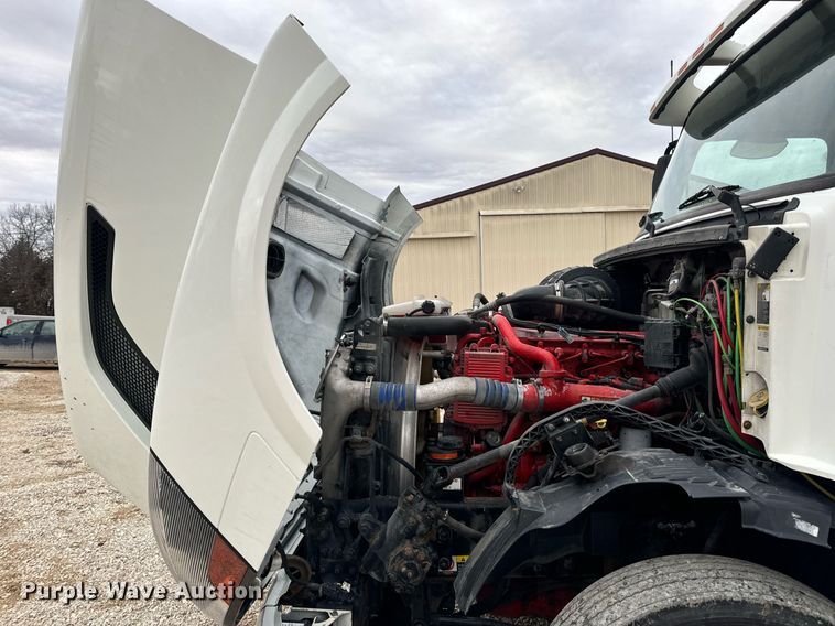 image for item EN5096 2013 Volvo VN semi truck