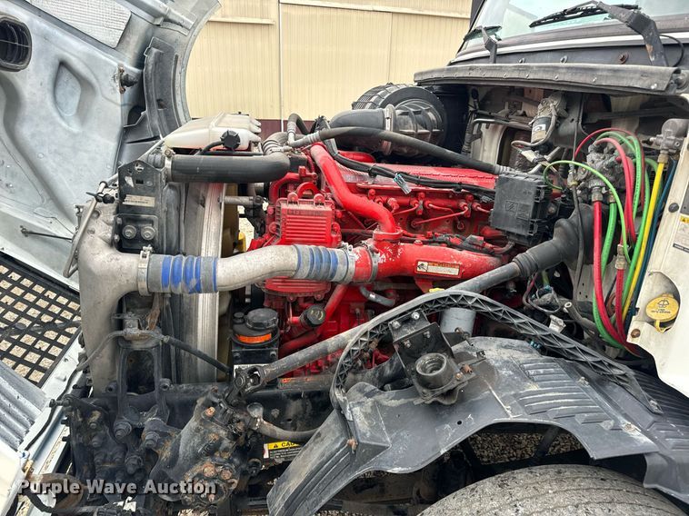 image for item EN5096 2013 Volvo VN semi truck