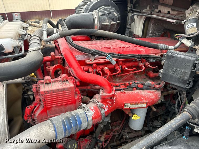 image for item EN5096 2013 Volvo VN semi truck