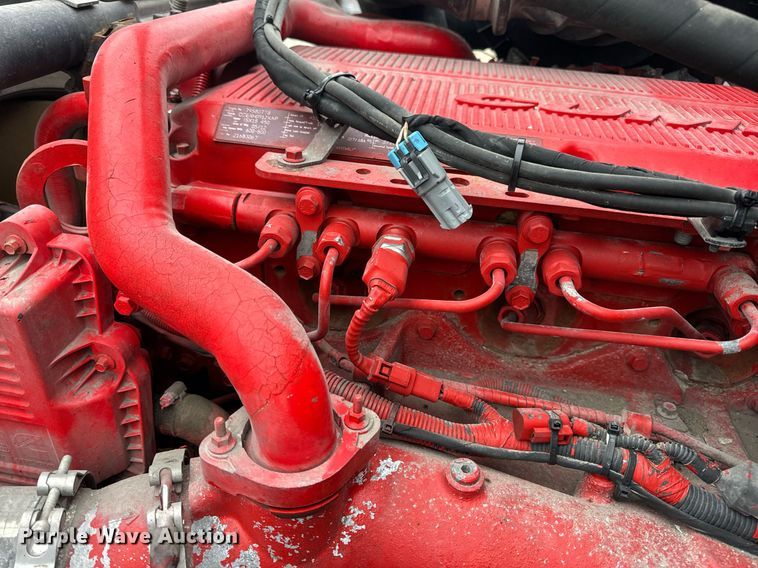 image for item EN5096 2013 Volvo VN semi truck