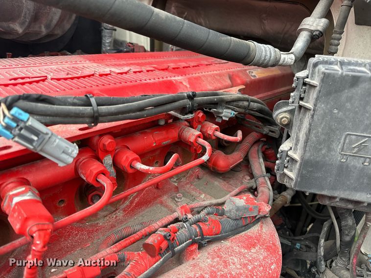 image for item EN5096 2013 Volvo VN semi truck