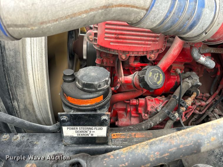 image for item EN5096 2013 Volvo VN semi truck