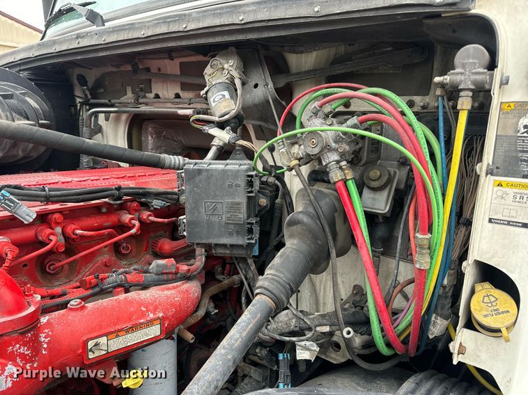 image for item EN5096 2013 Volvo VN semi truck