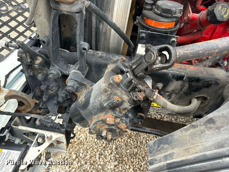 image for item EN5096 2013 Volvo VN semi truck