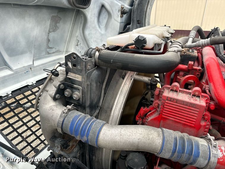 image for item EN5096 2013 Volvo VN semi truck