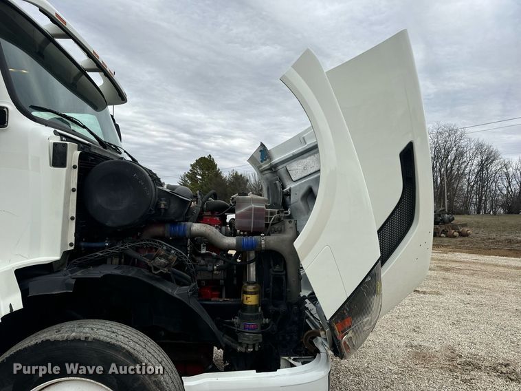 image for item EN5096 2013 Volvo VN semi truck