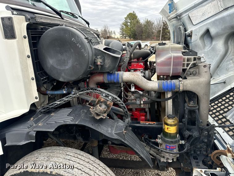 image for item EN5096 2013 Volvo VN semi truck