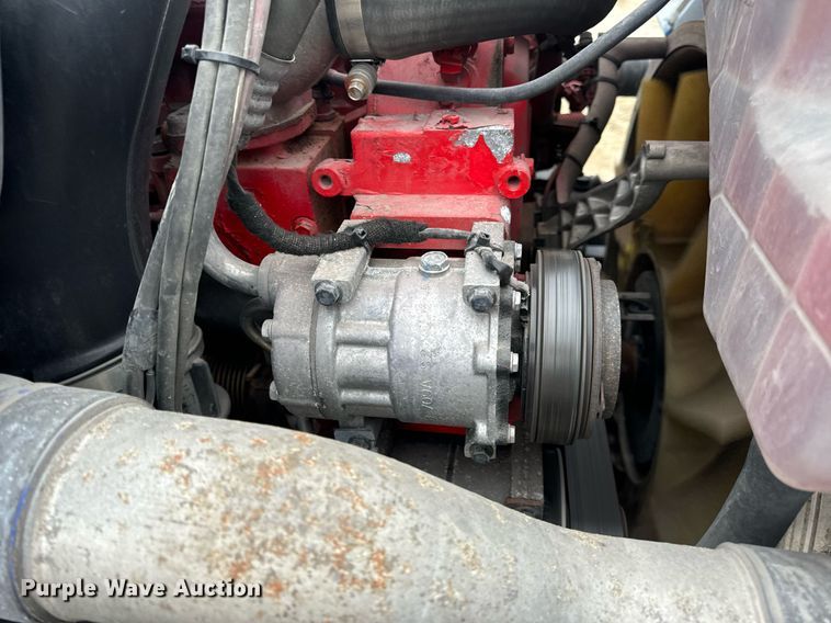 image for item EN5096 2013 Volvo VN semi truck