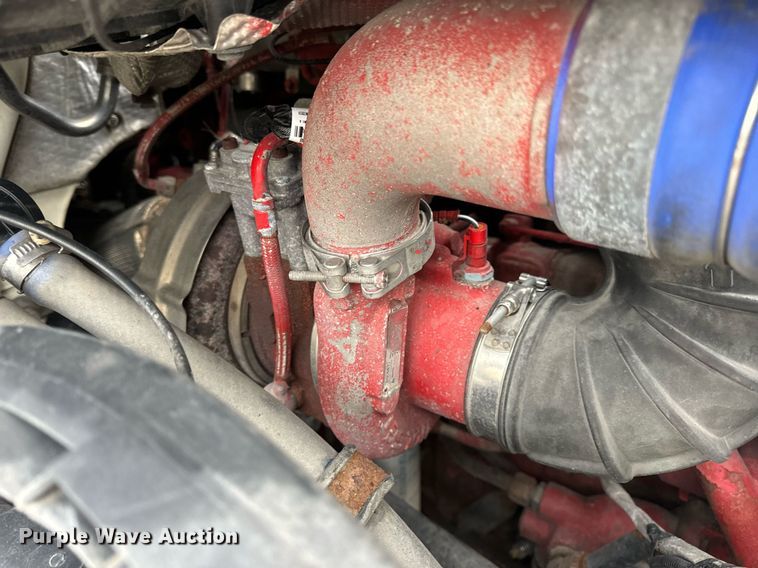 image for item EN5096 2013 Volvo VN semi truck