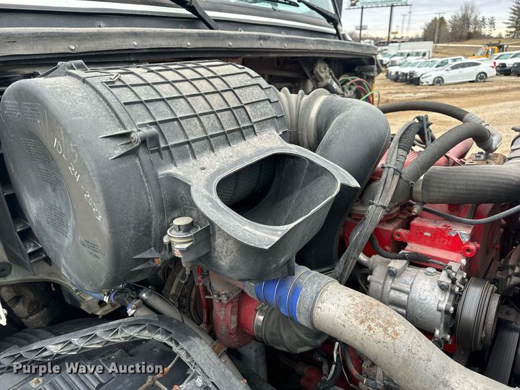 image for item EN5096 2013 Volvo VN semi truck