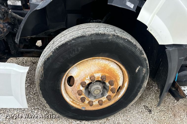 image for item EN5096 2013 Volvo VN semi truck