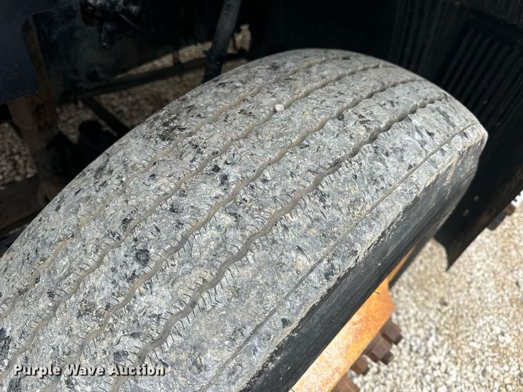 image for item EN5096 2013 Volvo VN semi truck