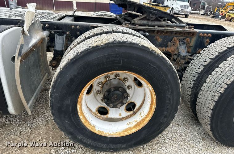 image for item EN5096 2013 Volvo VN semi truck