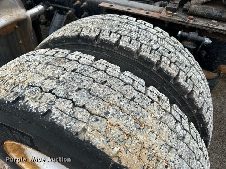 image for item EN5096 2013 Volvo VN semi truck