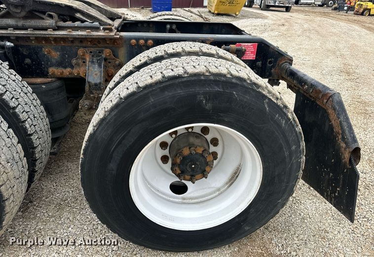 image for item EN5096 2013 Volvo VN semi truck