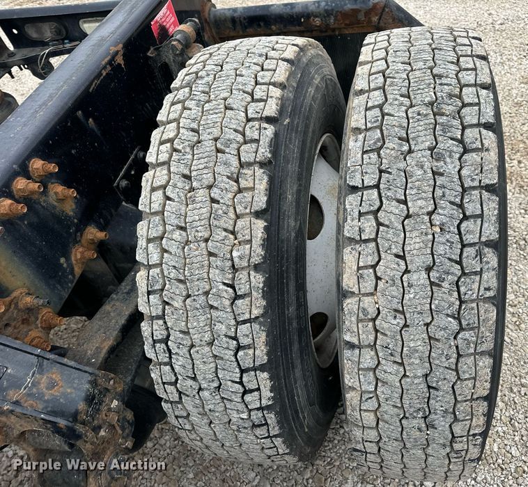 image for item EN5096 2013 Volvo VN semi truck