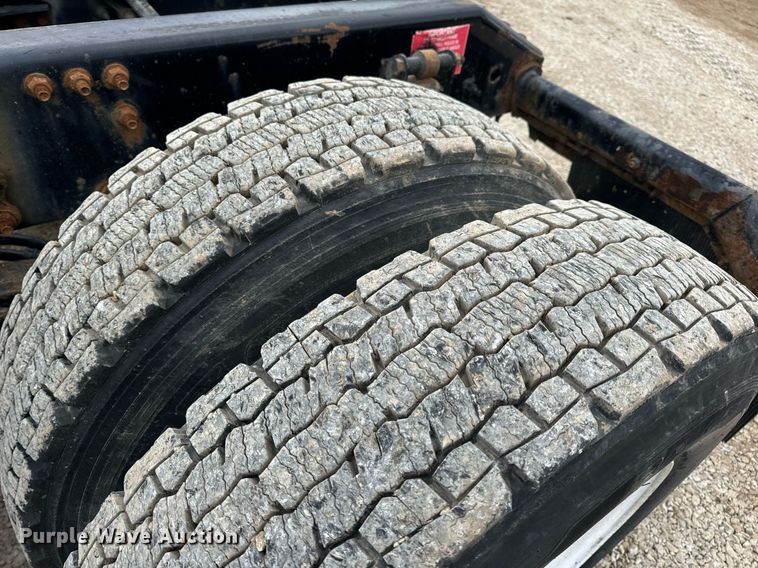 image for item EN5096 2013 Volvo VN semi truck