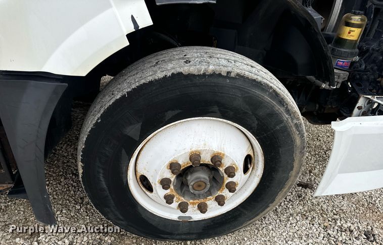 image for item EN5096 2013 Volvo VN semi truck