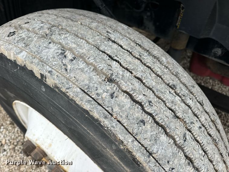 image for item EN5096 2013 Volvo VN semi truck