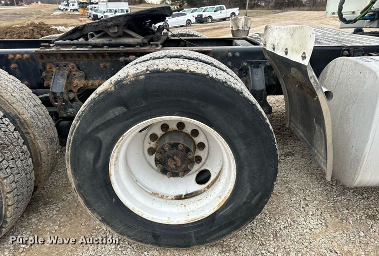 image for item EN5096 2013 Volvo VN semi truck