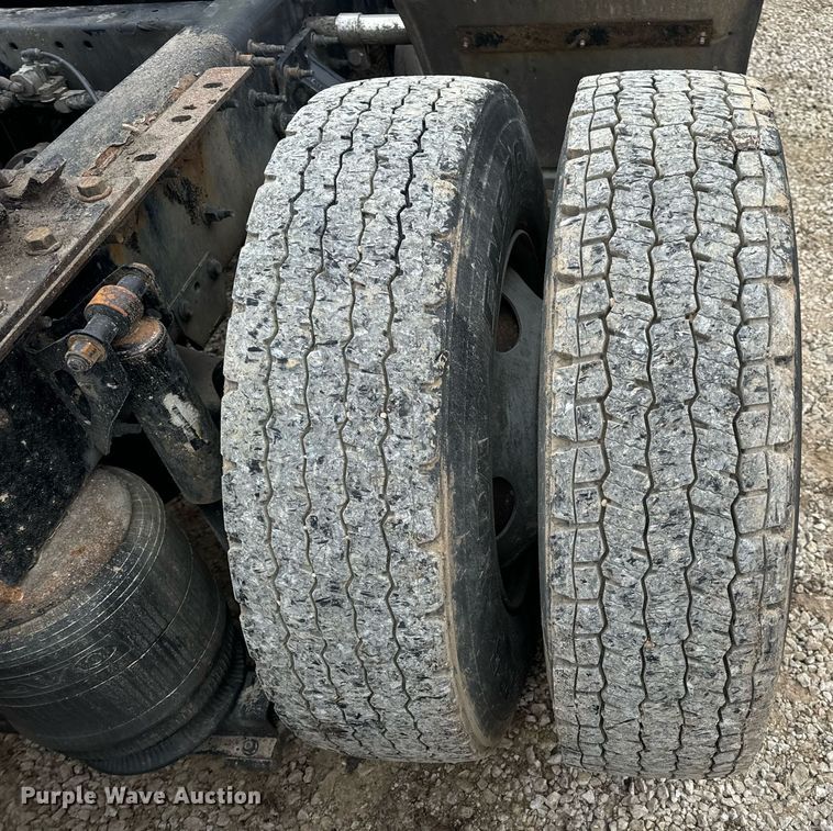 image for item EN5096 2013 Volvo VN semi truck