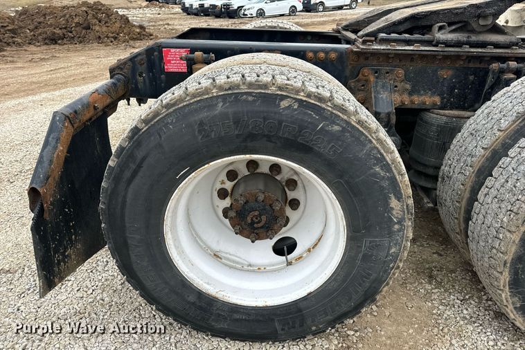 image for item EN5096 2013 Volvo VN semi truck