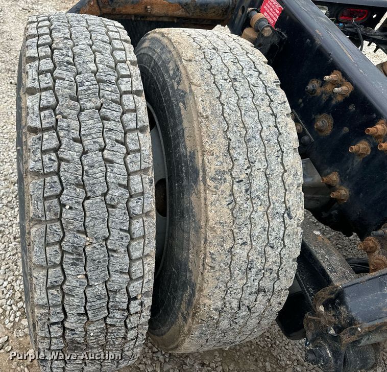 image for item EN5096 2013 Volvo VN semi truck