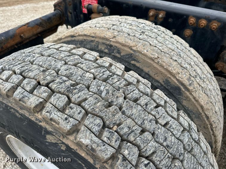 image for item EN5096 2013 Volvo VN semi truck