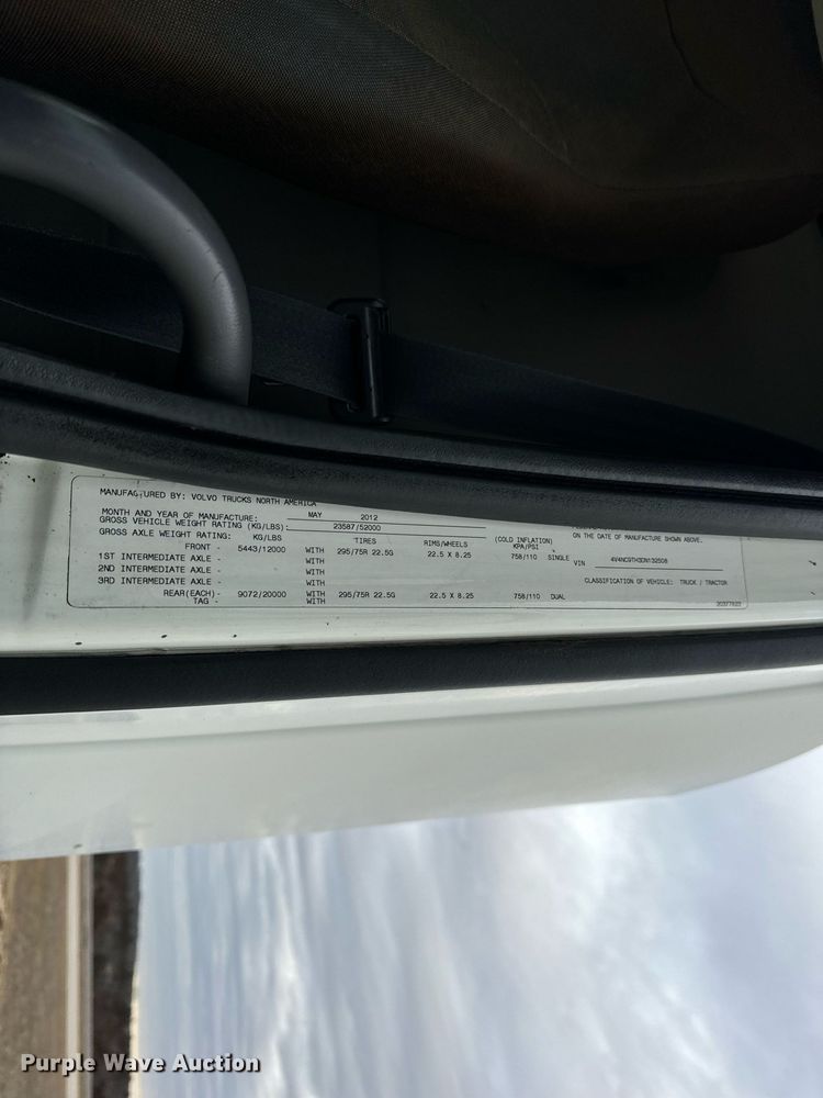 image for item EN5096 2013 Volvo VN semi truck