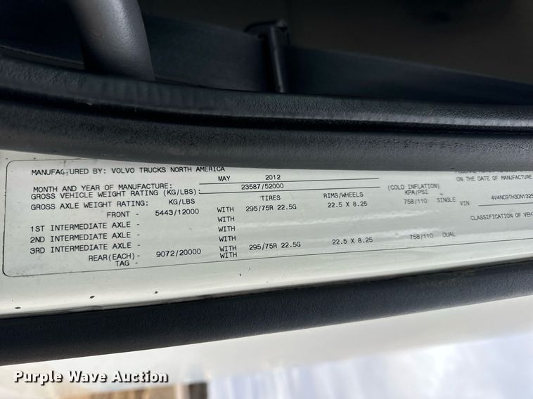 image for item EN5096 2013 Volvo VN semi truck