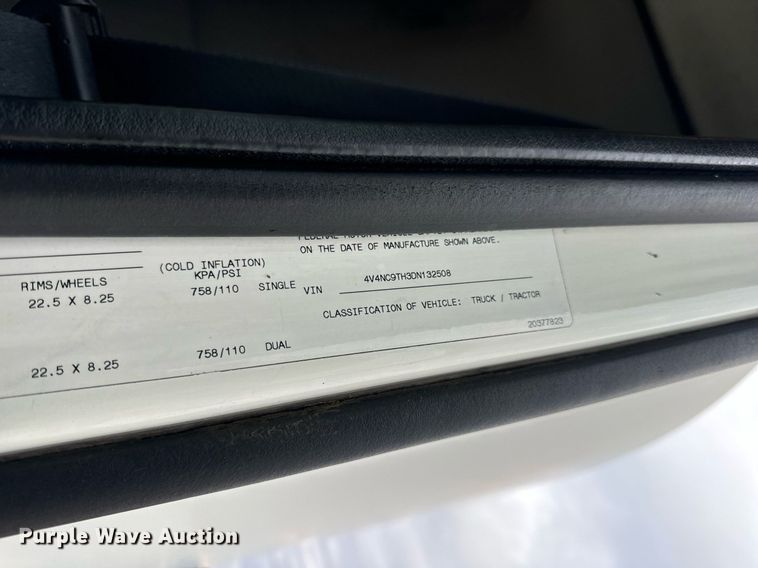 image for item EN5096 2013 Volvo VN semi truck