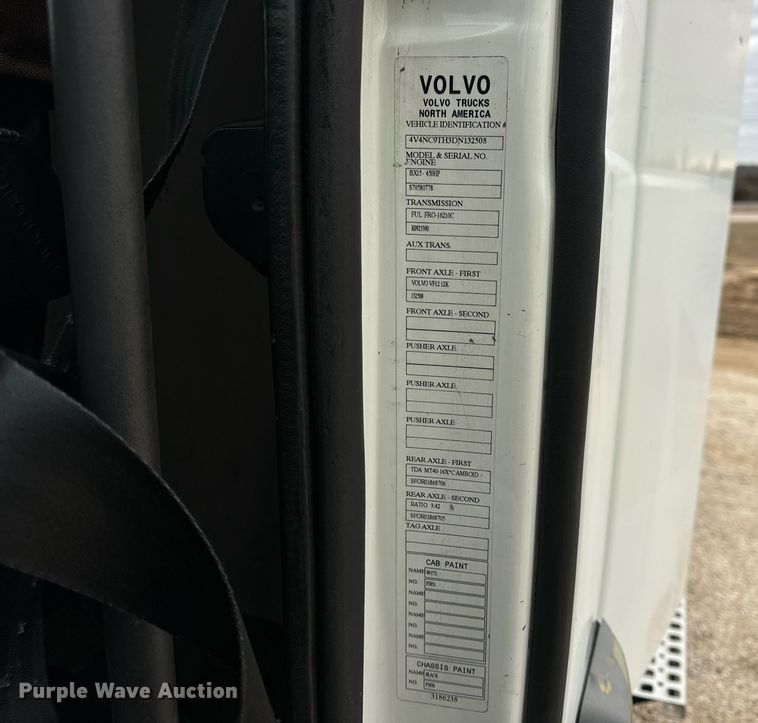 image for item EN5096 2013 Volvo VN semi truck