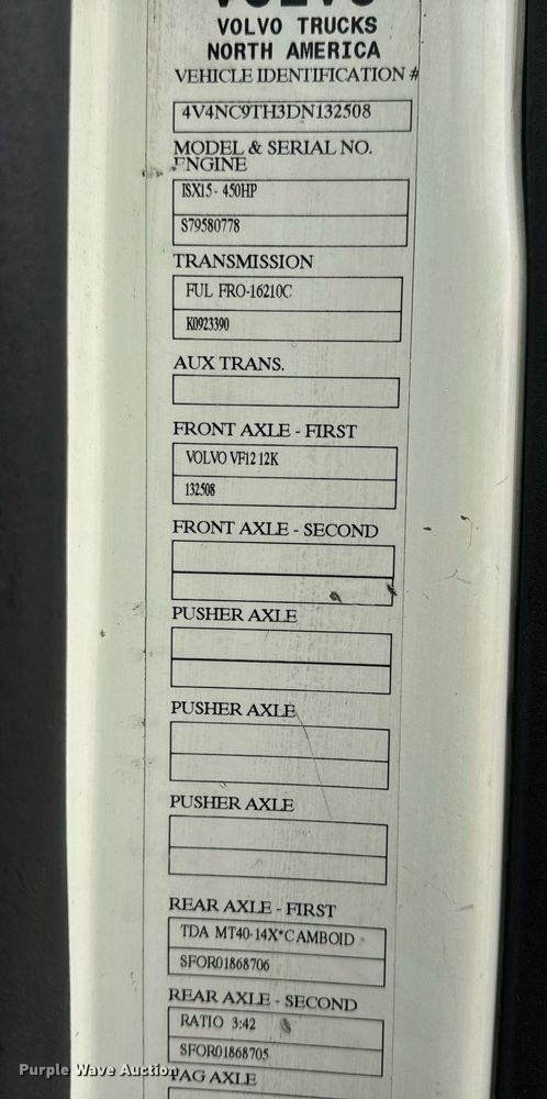 image for item EN5096 2013 Volvo VN semi truck