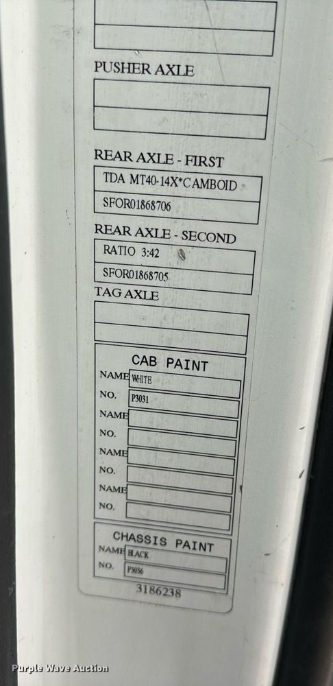 image for item EN5096 2013 Volvo VN semi truck