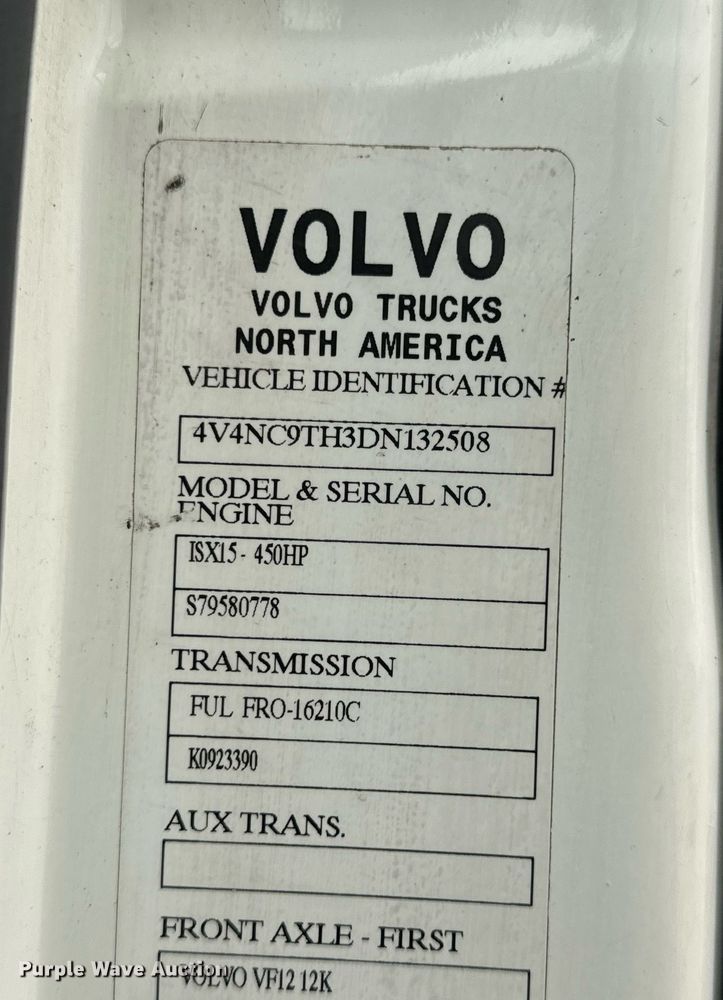 image for item EN5096 2013 Volvo VN semi truck