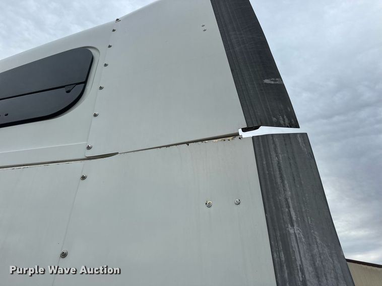 image for item EN5097 2009 Freightliner Columbia semi truck