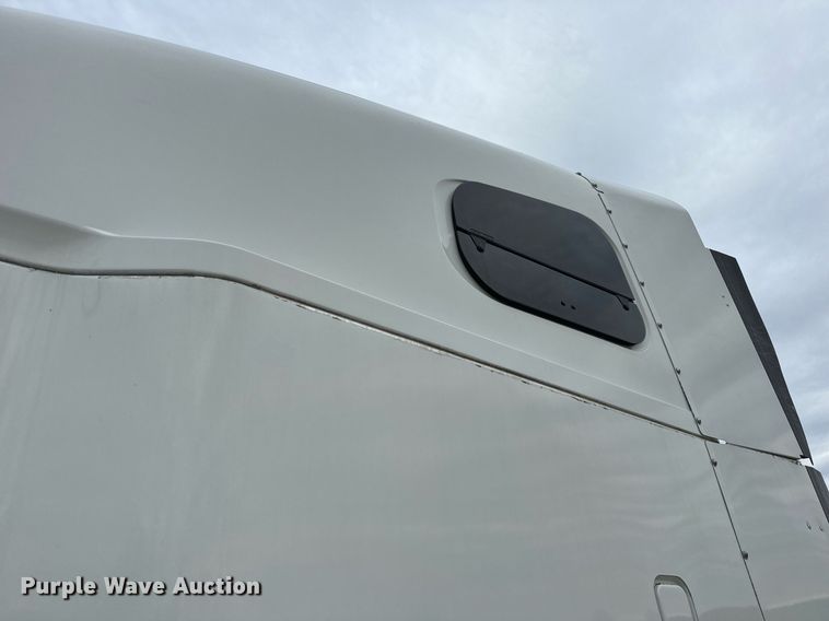 image for item EN5097 2009 Freightliner Columbia semi truck