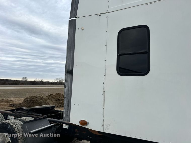 image for item EN5097 2009 Freightliner Columbia semi truck