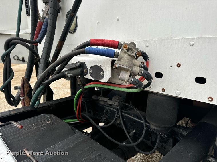 image for item EN5097 2009 Freightliner Columbia semi truck