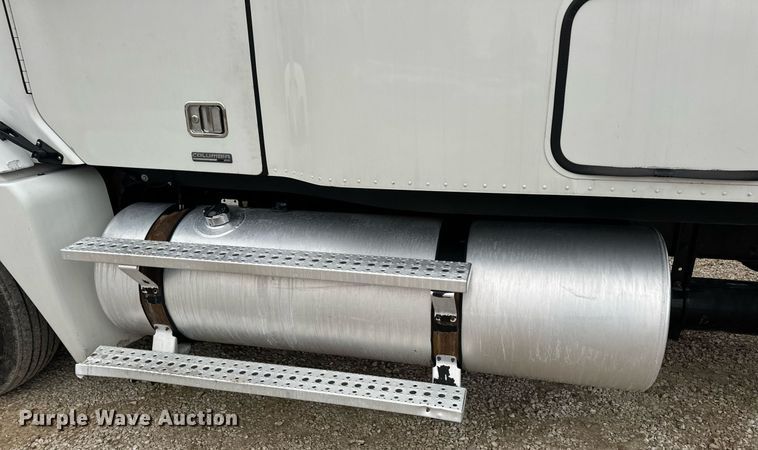 image for item EN5097 2009 Freightliner Columbia semi truck