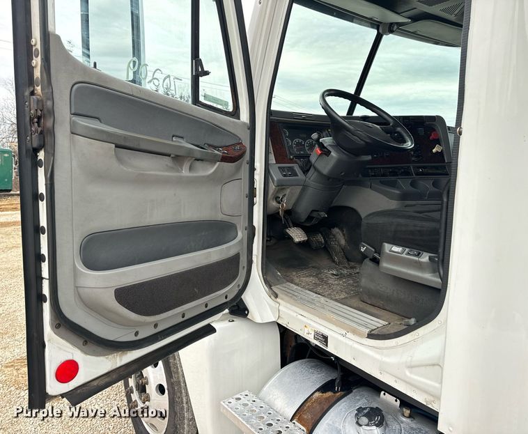 image for item EN5097 2009 Freightliner Columbia semi truck