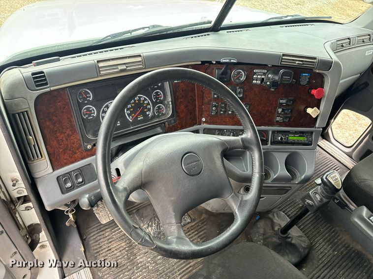 image for item EN5097 2009 Freightliner Columbia semi truck