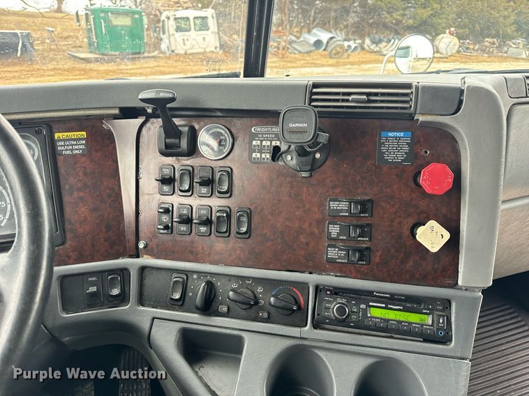 image for item EN5097 2009 Freightliner Columbia semi truck