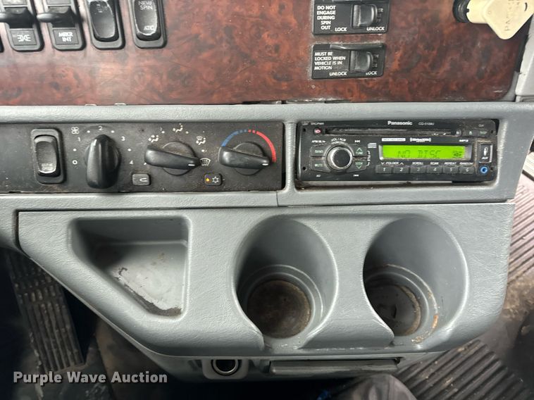 image for item EN5097 2009 Freightliner Columbia semi truck